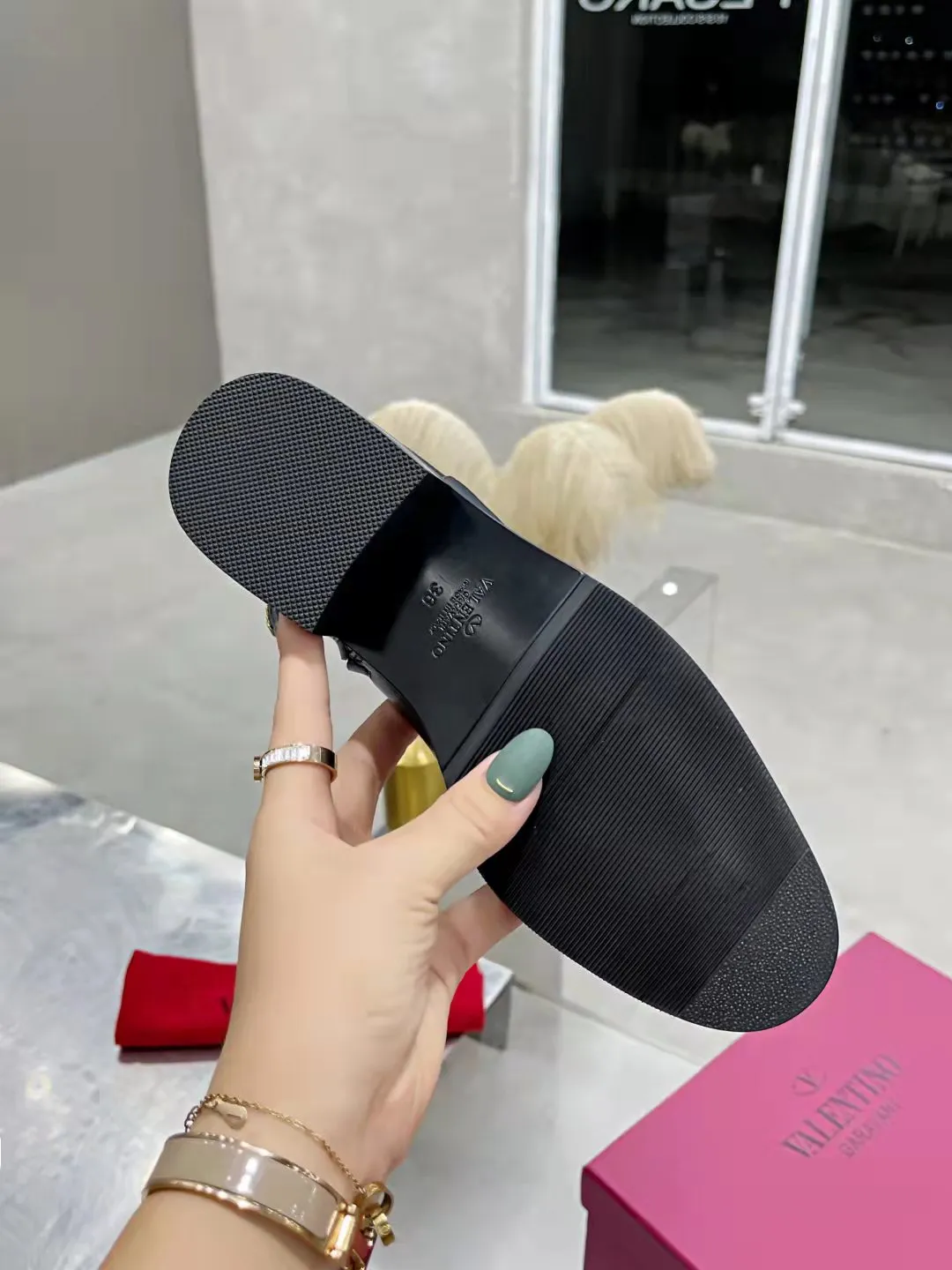 👟👟Ex-factory price 500👟👟 🆕Valentino. Valentino big v-buckle autumn and winter fashion women's boots: comfortable and versatile on the upper feet, showing long legs, fabric: imported first-layer cowhide ⚡The most popular V-buckle ⚡all genuine leather on the inner pads, non-slip and wear-resistant rubber outsole Size: 35−40 (customized size 41)